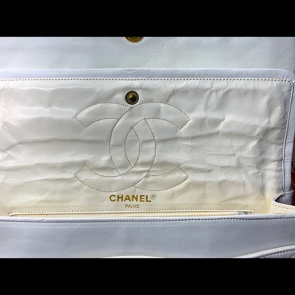 Vintage 1980s Chanel White Quilted Flap Bag - Picture 13 of 14